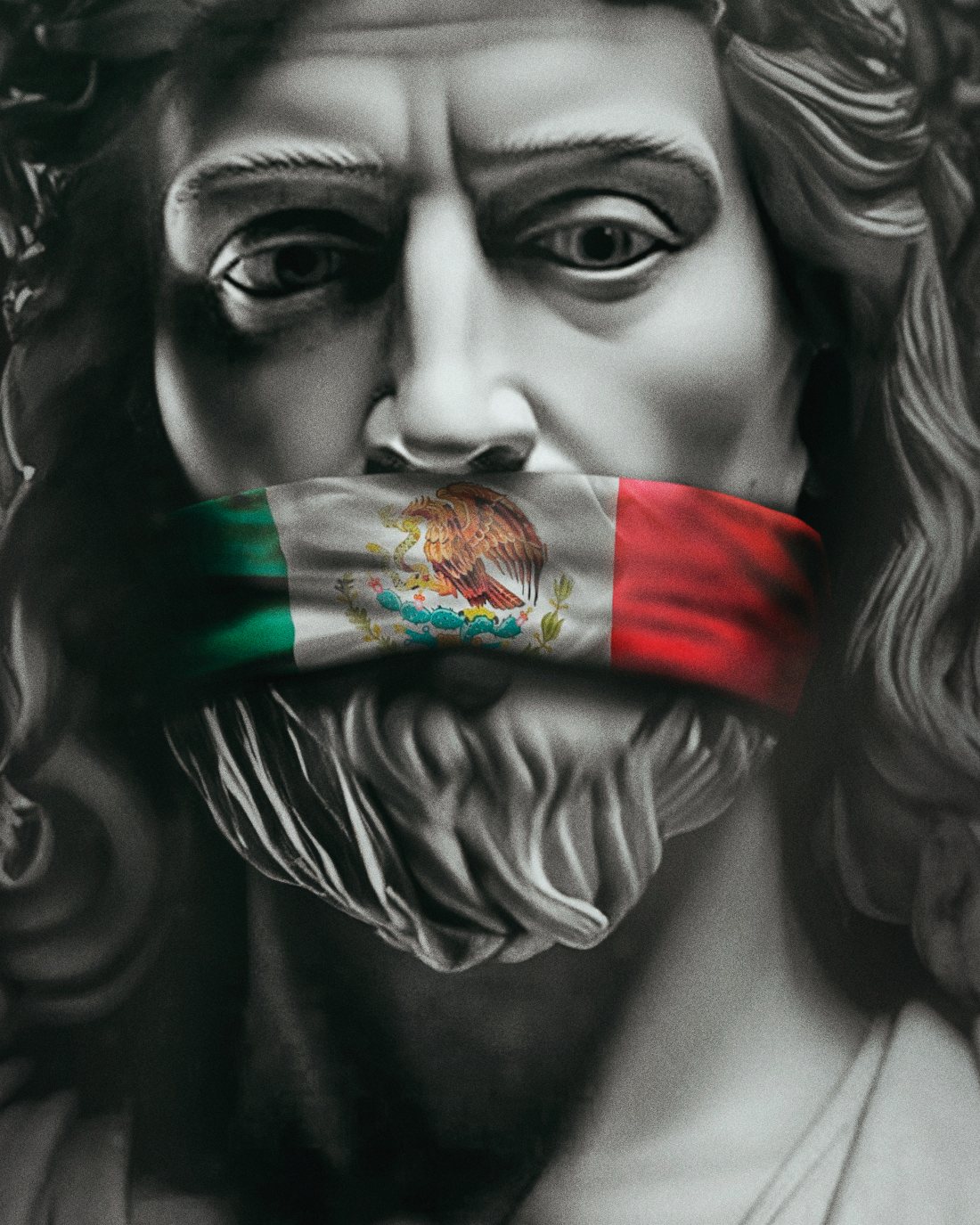 Busto de la escultura con la bandera de México sobre la boca